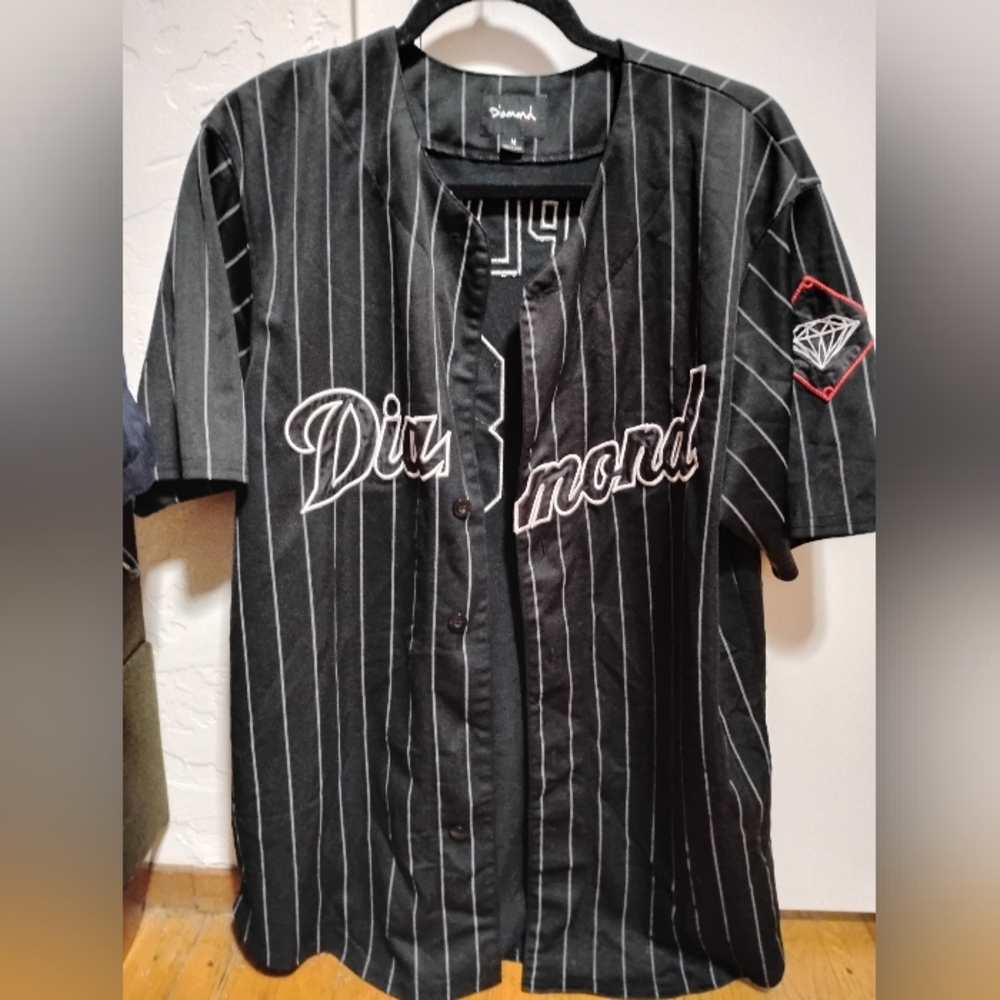 Diamond Supply Co Baseball Tee, Size Large. Missing 3 buttons